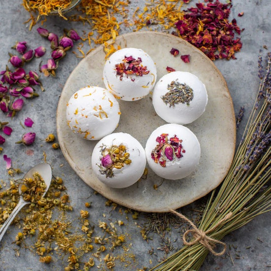 www.thebristolartisan.live, CHRISTMAS VEGAN GIFT GUIDE. WE ARE THE PERFECT PLACE TO SHOP FOR UNIQUE HANDMADE AND SUSTAINABLE CHRISTMAS GIFTS, CHRISTMAS DECORATIONS, CHRISTMAS CARDS AND WRAPPING PAPER. THE BRISTOL ARTISAN